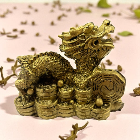 Dragón dorado con monedas – símbolo de prosperidad y energía vital