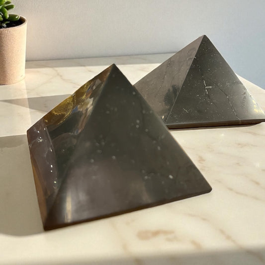 Piramide  de Shungit cristalizado