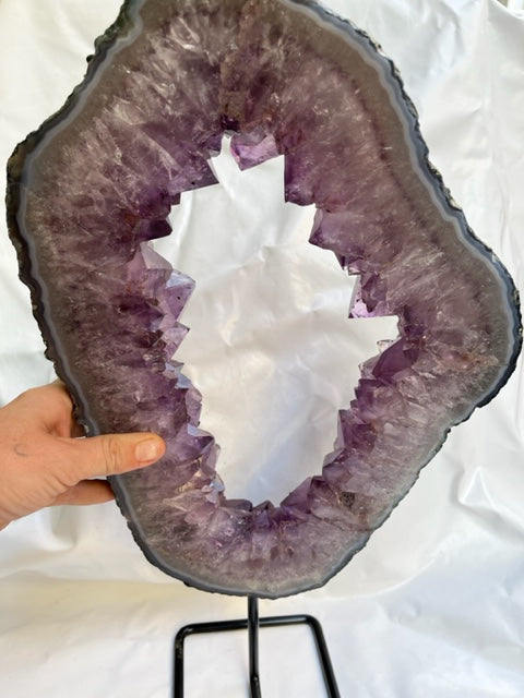 Rodaja de  geoda de amatista con peana