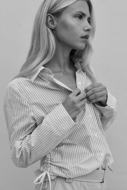 Blusa entallada con cordones laterales
